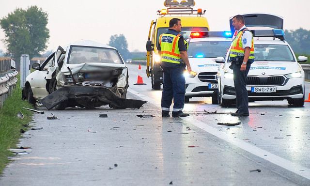 H&aacute;rom szem&eacute;lyg&eacute;pkocsi &uuml;tk&ouml;z&ouml;tt Lajosmizs&eacute;n&eacute;l az M5-&ouml;s aut&oacute;p&aacute;ly&aacute;n