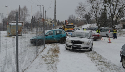 Egym&aacute;st &eacute;rt&eacute;k a balesetek a B&aacute;cs-Kiskun megyei utakon a havaz&aacute;s miatt