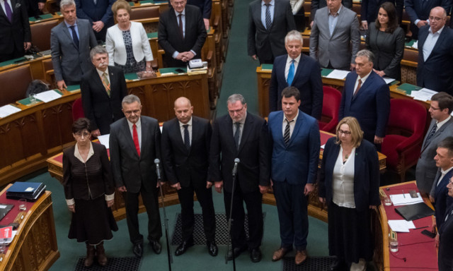 T&aacute;vozik posztj&aacute;r&oacute;l a k&ouml;zm&eacute;dia egyik kurat&oacute;riumi tagja Magyar P&eacute;ter felsz&oacute;l&iacute;t&aacute;s ut&aacute;n