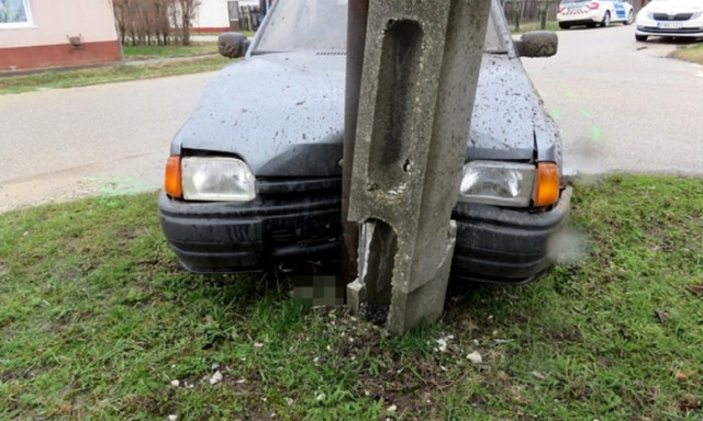 Betonoszlopnak &uuml;tk&ouml;z&ouml;tt egy szem&eacute;lyg&eacute;pkocsi Kecelen