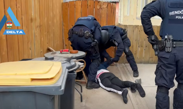 Rollerrel terjesztette a f&uuml;vet a bajai d&iacute;ler - Vide&oacute;n az elfog&aacute;sa