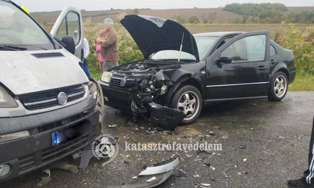 Egym&aacute;snak &uuml;tk&ouml;z&ouml;tt egy szem&eacute;lyg&eacute;pkocsi &eacute;s egy kisbusz Jakabsz&aacute;ll&aacute;s k&ouml;zel&eacute;ben