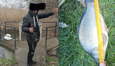 Term&eacute;szetv&eacute;delmi ter&uuml;leten, k&ouml;lcs&ouml;nenged&eacute;llyel fogta a kispontyot a Tiszai-holt&aacute;gakn&aacute;l