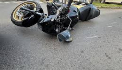 Szem&eacute;lyg&eacute;pkocsi &eacute;s egy motorker&eacute;kp&aacute;r &uuml;tk&ouml;z&ouml;tt Kecskem&eacute;t hat&aacute;r&aacute;ban