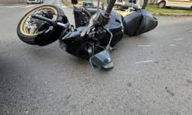 Szem&eacute;lyg&eacute;pkocsi &eacute;s egy motorker&eacute;kp&aacute;r &uuml;tk&ouml;z&ouml;tt Kecskem&eacute;t hat&aacute;r&aacute;ban