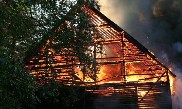 Lakatlan h&aacute;z &eacute;gett J&aacute;noshalm&aacute;n