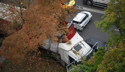 Parkol&oacute; j&aacute;rműveknek &uuml;tk&ouml;z&ouml;tt egy teheraut&oacute; Baj&aacute;n