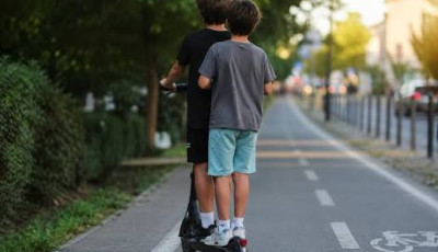 Szigor&uacute; korhat&aacute;rt &eacute;s k&ouml;telező sisakvisel&eacute;st vezethetnek be az elektromos rollerekn&eacute;l