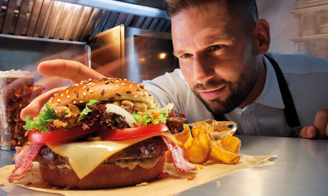 Cs&uuml;t&ouml;rt&ouml;ktől a Michelin-csillagos R&aacute;cz Jenő hamburger&eacute;t majszolhatj&aacute;tok a magyar Mekikben
