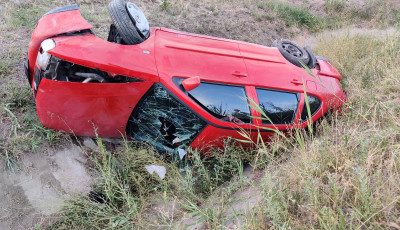 &Aacute;rokba hajtott &eacute;s felborult egy szem&eacute;lyg&eacute;pkocsi B&aacute;csalm&aacute;s k&ouml;zel&eacute;ben