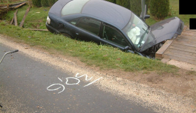 &Aacute;rokban az oldal&aacute;ra borult egy szem&eacute;lyaut&oacute; az 55-&ouml;s fő&uacute;ton