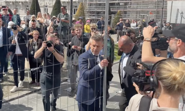 Magyar előbb elbontotta a kordont a Karmelita elől, majd bejelentette, szabadon l&aacute;togathat&oacute; lesz az &eacute;p&uuml;let - VIDE&Oacute;