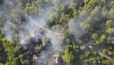 K&eacute;peken a t&ouml;bb megy&eacute;ben puszt&iacute;t&oacute; erdő &eacute;s boz&oacute;tt&uuml;zek