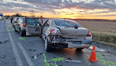 N&eacute;gy szem&eacute;lyg&eacute;pj&aacute;rmű &uuml;tk&ouml;z&ouml;tt &ouml;ssze a 44-es fő&uacute;ton