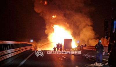 Teljes terjedelm&eacute;ben &eacute;gett egy kamion h&eacute;tfő k&eacute;ső este Baja hat&aacute;r&aacute;ban