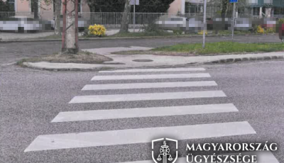 Cserbenhagy&aacute;s Kecskem&eacute;ten - Elsodorta a zebr&aacute;n a gyalogost, majd tov&aacute;bbhajtott