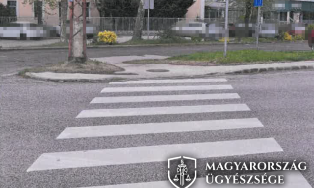 Cserbenhagy&aacute;s Kecskem&eacute;ten - Elsodorta a zebr&aacute;n a gyalogost, majd tov&aacute;bbhajtott