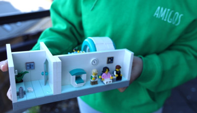 Szorong&aacute;s m&iacute;nusz, mosoly plusz: M&aacute;r 9 magyar k&oacute;rh&aacute;zban seg&iacute;ti a gyerekeket a LEGO MRI a vizsg&aacute;lat előtt