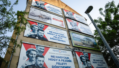 Szerd&aacute;n Kecskem&eacute;ten gyűjtenek al&aacute;&iacute;r&aacute;sokat a propaganda ellen &eacute;s a sajt&oacute;szabads&aacute;g mellett