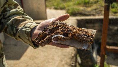 K&uuml;l&ouml;nleges relikvia ker&uuml;lt elő Kecskem&eacute;ten: k&ouml;zel 100 &eacute;ves pisztolyt tal&aacute;ltak f&ouml;ldmunk&aacute;k k&ouml;zben