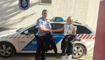 Kint hagyt&aacute;k a motoros cuccokat egy kiskőr&ouml;si p&eacute;ks&eacute;g előtt, pillanatok alatt l&aacute;ba kelt