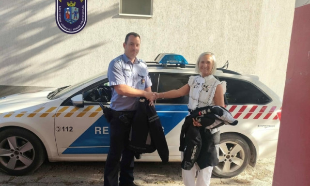 Kint hagyt&aacute;k a motoros cuccokat egy kiskőr&ouml;si p&eacute;ks&eacute;g előtt, pillanatok alatt l&aacute;ba kelt
