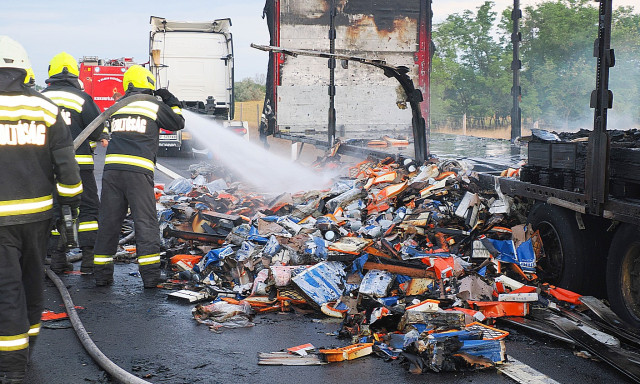 Kamion p&oacute;tkocsija &eacute;gett az M5-&ouml;s aut&oacute;p&aacute;ly&aacute;n