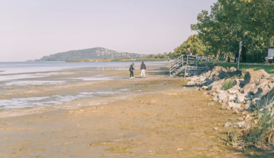 Annyira nincs víz a Balatonban, hogy sétálni lehet a medrében