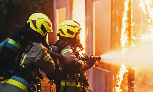 M&eacute;h&eacute;szeti szakfelszerel&eacute;sek &eacute;gtek egy mell&eacute;k&eacute;p&uuml;letben Gar&aacute;n