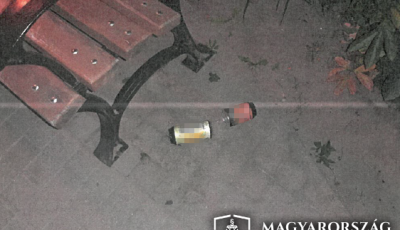 Magukat szolg&aacute;laton k&iacute;v&uuml;li rendőrnek kiadva raboltak