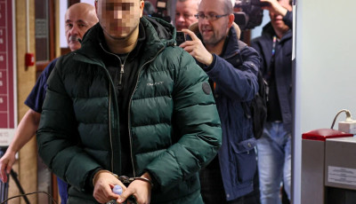 Ő a győri &aacute;mokfut&oacute;: bilincsben vitt&eacute;k b&iacute;r&oacute;s&aacute;g el&eacute; az Aston Martinnal g&aacute;zol&oacute; sofőrt &ndash; ezt mondta a folyos&oacute;n