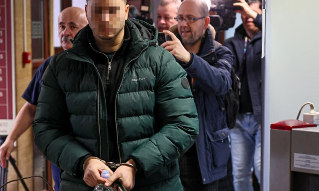 Ő a győri &aacute;mokfut&oacute;: bilincsben vitt&eacute;k b&iacute;r&oacute;s&aacute;g el&eacute; az Aston Martinnal g&aacute;zol&oacute; sofőrt &ndash; ezt mondta a folyos&oacute;n