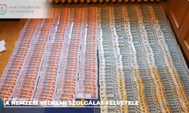 Vide&oacute;n, ahogy lecsapnak a szervek a kecskem&eacute;ti vizsga&aacute;llom&aacute;sra - Veszteget&eacute;si p&eacute;nzt fogadtak el az &uuml;gyint&eacute;z&eacute;s sor&aacute;n