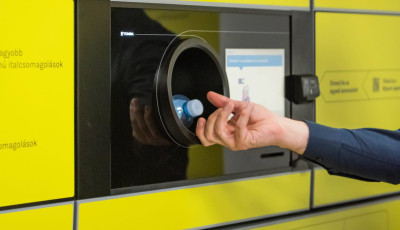Visszav&aacute;ltott palackokkal tr&uuml;kk&ouml;z&ouml;tt egy kecskem&eacute;ti &aacute;ruh&aacute;z alkalmazottja, k&ouml;zel 2 milli&oacute; forintot csalt &ouml;ssze