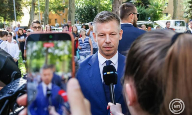 Magyar P&eacute;ter Nagykanizs&aacute;n vett r&eacute;szt egy tan&eacute;vnyit&oacute;n - Azt k&eacute;rte a di&aacute;kokt&oacute;l, hogy olvassanak &eacute;s ne n&eacute;zzenek f&eacute;lre, ha egy t&aacute;rsukat b&aacute;ntj&aacute;k