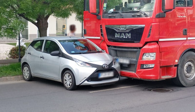 Kamion &eacute;s szem&eacute;lyaut&oacute; &uuml;tk&ouml;z&ouml;tt az 54-es fő&uacute;ton