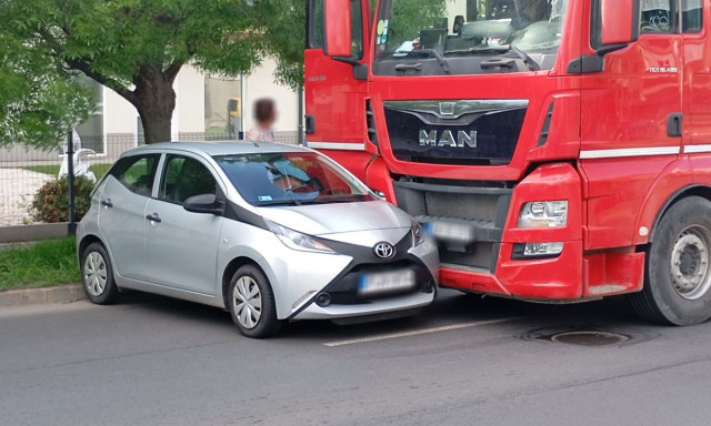 Kamion &eacute;s szem&eacute;lyaut&oacute; &uuml;tk&ouml;z&ouml;tt az 54-es fő&uacute;ton