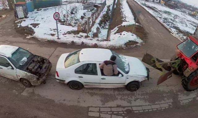 Jogos&iacute;tv&aacute;ny n&eacute;lk&uuml;li traktoros h&uacute;zta a &bdquo;horrorkarav&aacute;nt&rdquo; a k&ouml;z&uacute;ton &ndash; VIDE&Oacute;