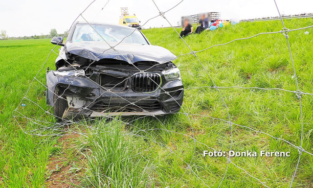 &Aacute;tszak&iacute;totta a vadker&iacute;t&eacute;st egy szem&eacute;lyaut&oacute; az M5-&ouml;s aut&oacute;p&aacute;ly&aacute;n