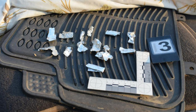 Elkeseredett anya nyomta fel a j&aacute;noshalmai d&iacute;ler-komp&aacute;ni&aacute;t a rendőrs&eacute;gnek