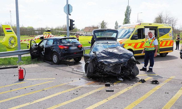 H&aacute;rom g&eacute;pkocsi &uuml;tk&ouml;z&ouml;tt &ouml;ssze a 44-es fő&uacute;ton
