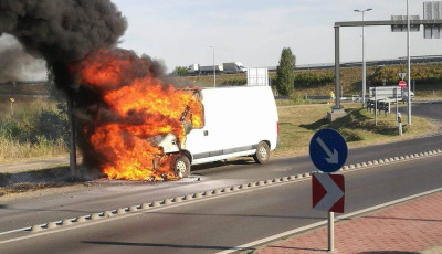 Teljes terjedelm&eacute;ben &eacute;gett egy furgon Nemesn&aacute;dudvar hat&aacute;r&aacute;ban
