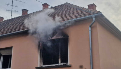 Egy lak&oacute;&eacute;p&uuml;let egyik szob&aacute;ja &eacute;gett Kecskem&eacute;ten