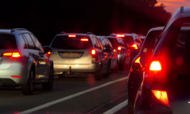 J&uacute;liust&oacute;l &uacute;j k&ouml;telező biztons&aacute;gi felszerel&eacute;s j&ouml;n az aut&oacute;kba