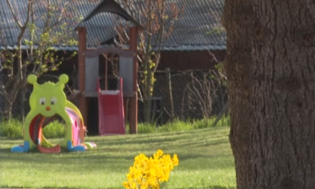 Bez&aacute;rta a gyerekeket a rakt&aacute;rba, v&iacute;zzel locsolta őket egy b&ouml;lcsődei dolgoz&oacute; Ball&oacute;sz&ouml;g&ouml;n