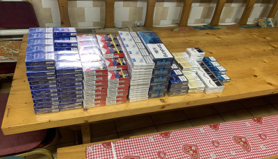 Egy z&aacute;rjegy n&eacute;lk&uuml;li cigi buktatta le: 375 doboz &eacute;s 95 liter illeg&aacute;lis pia lett a kocsmai NAV-ellenőrz&eacute;s v&eacute;ge