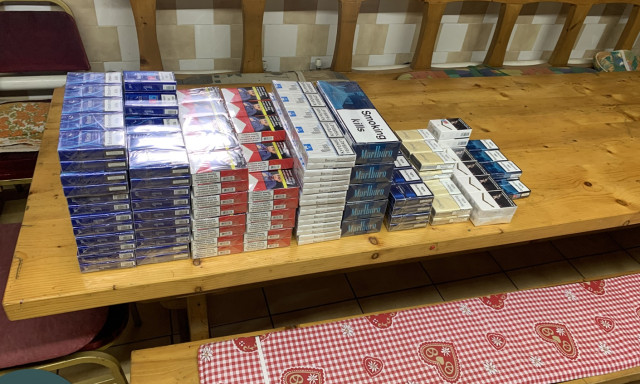 Egy z&aacute;rjegy n&eacute;lk&uuml;li cigi buktatta le: 375 doboz &eacute;s 95 liter illeg&aacute;lis pia lett a kocsmai NAV-ellenőrz&eacute;s v&eacute;ge