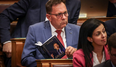 Pócs Jánosnak annyira hiányzott Magyar Péter a parlamentből, hogy róla szóló könyvet olvasott