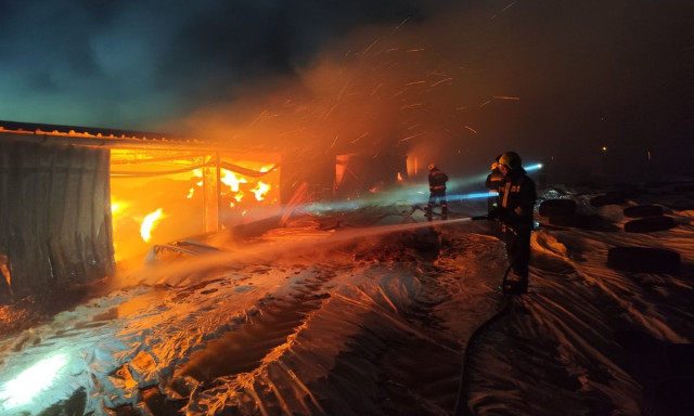 Szalmab&aacute;l&aacute;k &eacute;gnek egy csarnok jellegű &eacute;p&uuml;letben Lajosmizse &eacute;s &Ouml;rk&eacute;ny k&ouml;z&ouml;tt