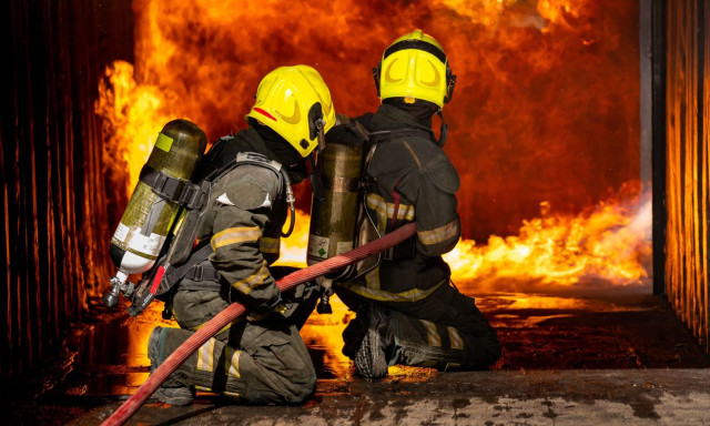 Tűzben vesztette &eacute;let&eacute;t egy ember Tiszak&eacute;csk&eacute;n